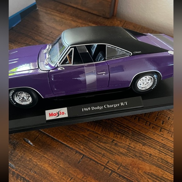 1969 Dodge Charger R/T by Maisto 1:18 Scale Diecast Model Car - Picture 9 of 9